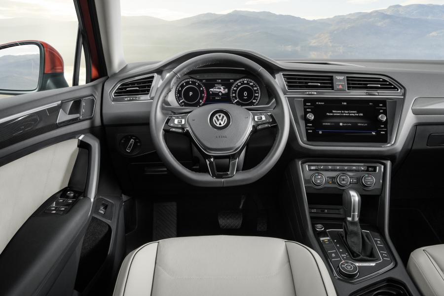 Торпедо Volkswagen Tiguan SEL 2017 года  (NA) (фото 10 из 40)